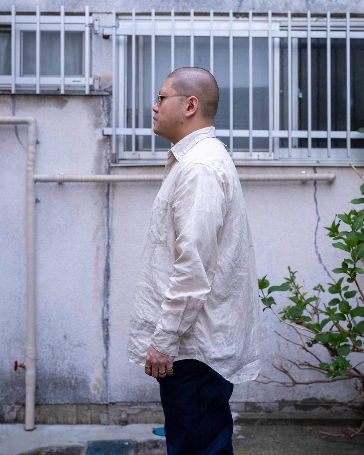 良いリネンシャツは、縫い目まで涼しい。