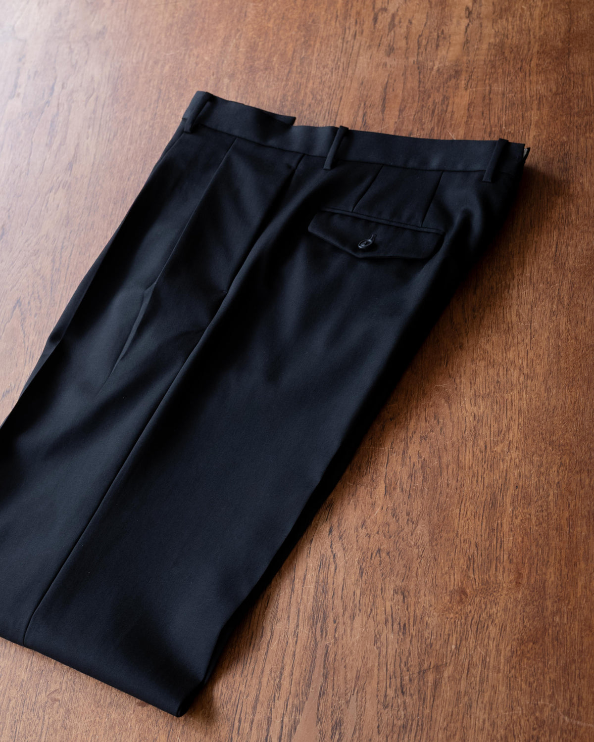 いいスラックスは、平べったい。