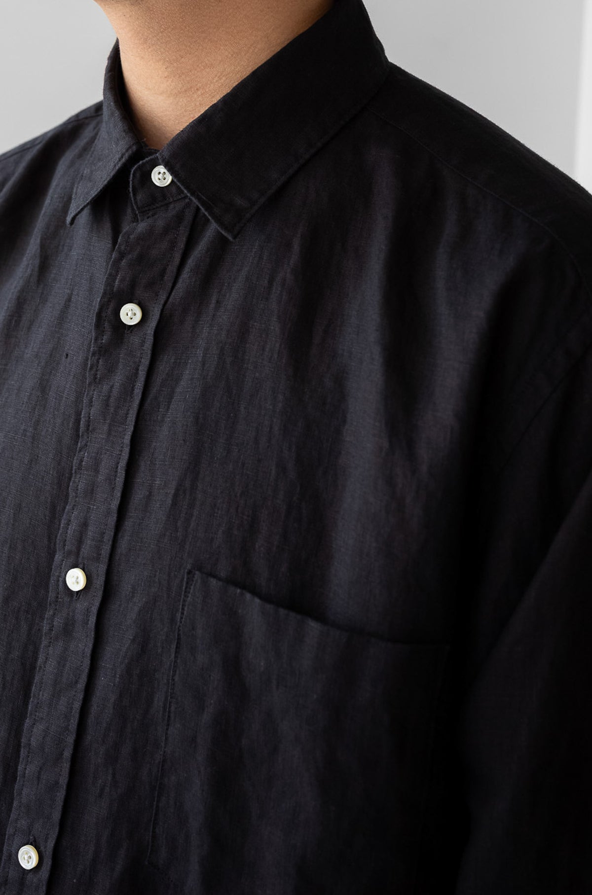 Essential Linen Shirt 〈NOIR〉