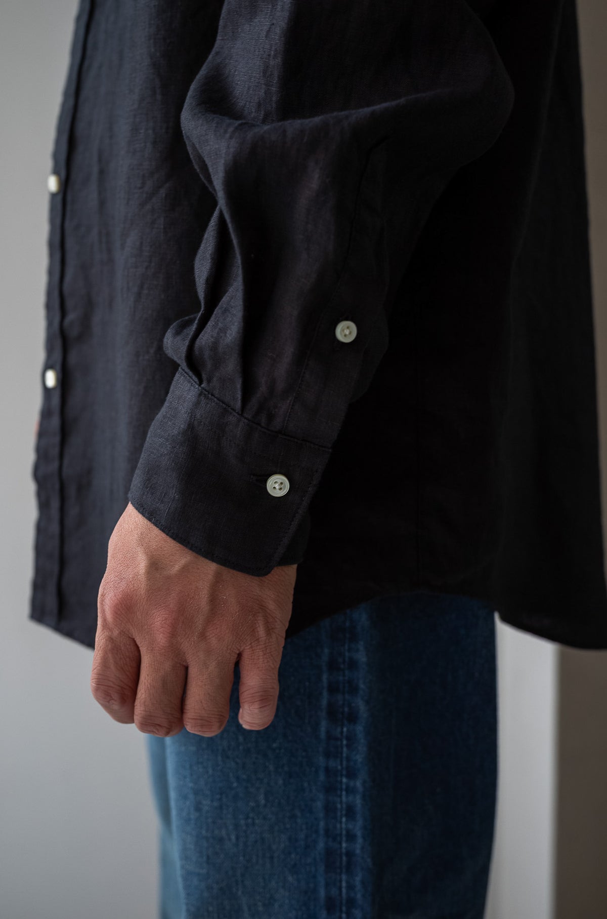 Essential Linen Shirt 〈NOIR〉