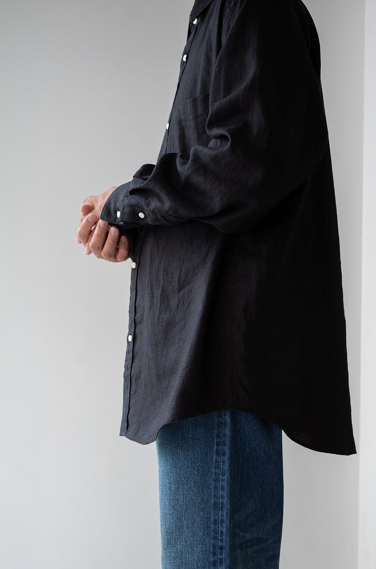Essential Linen Shirt 〈NOIR〉
