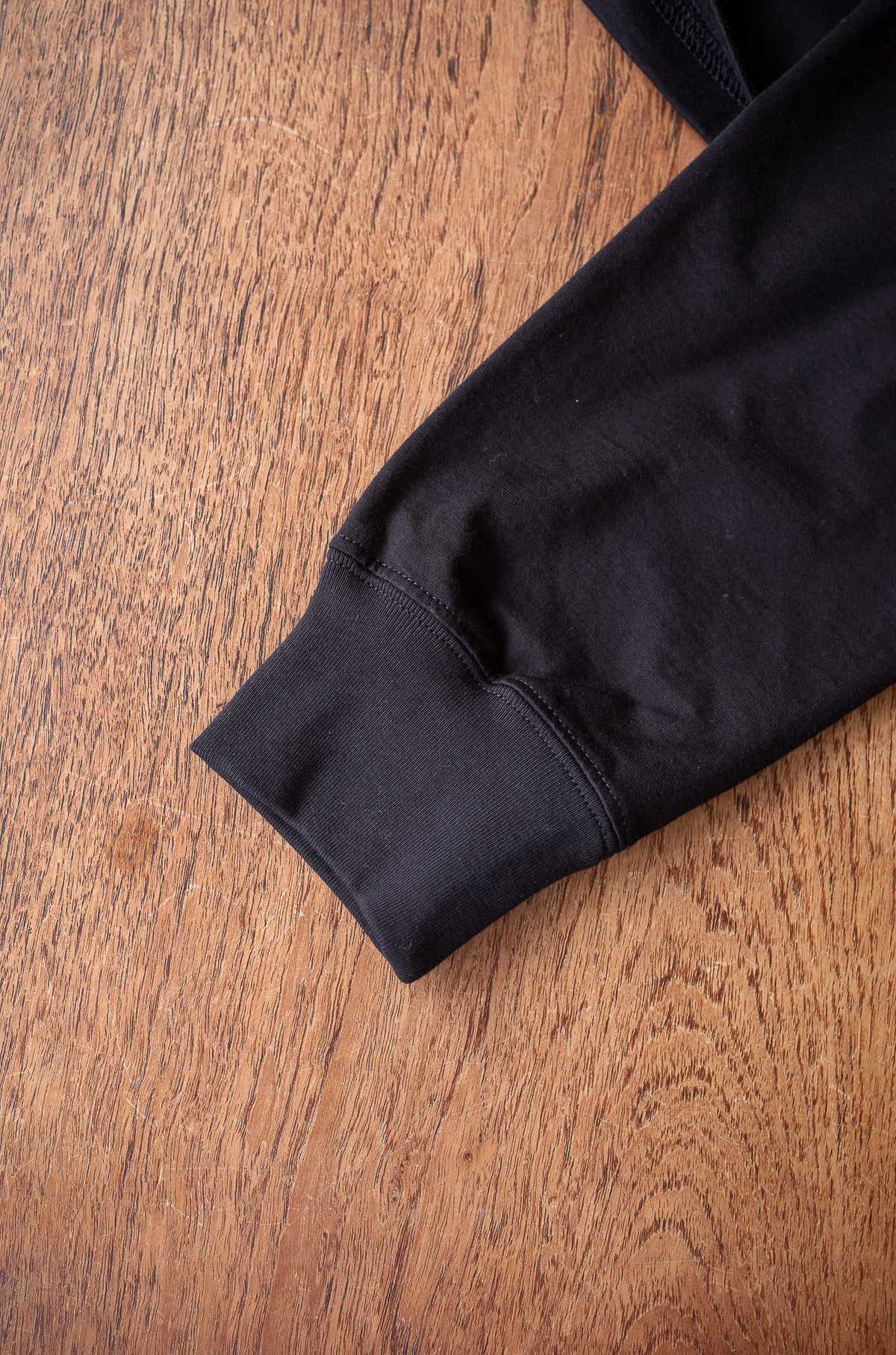 Essential L/S Tee 〈BLACK〉