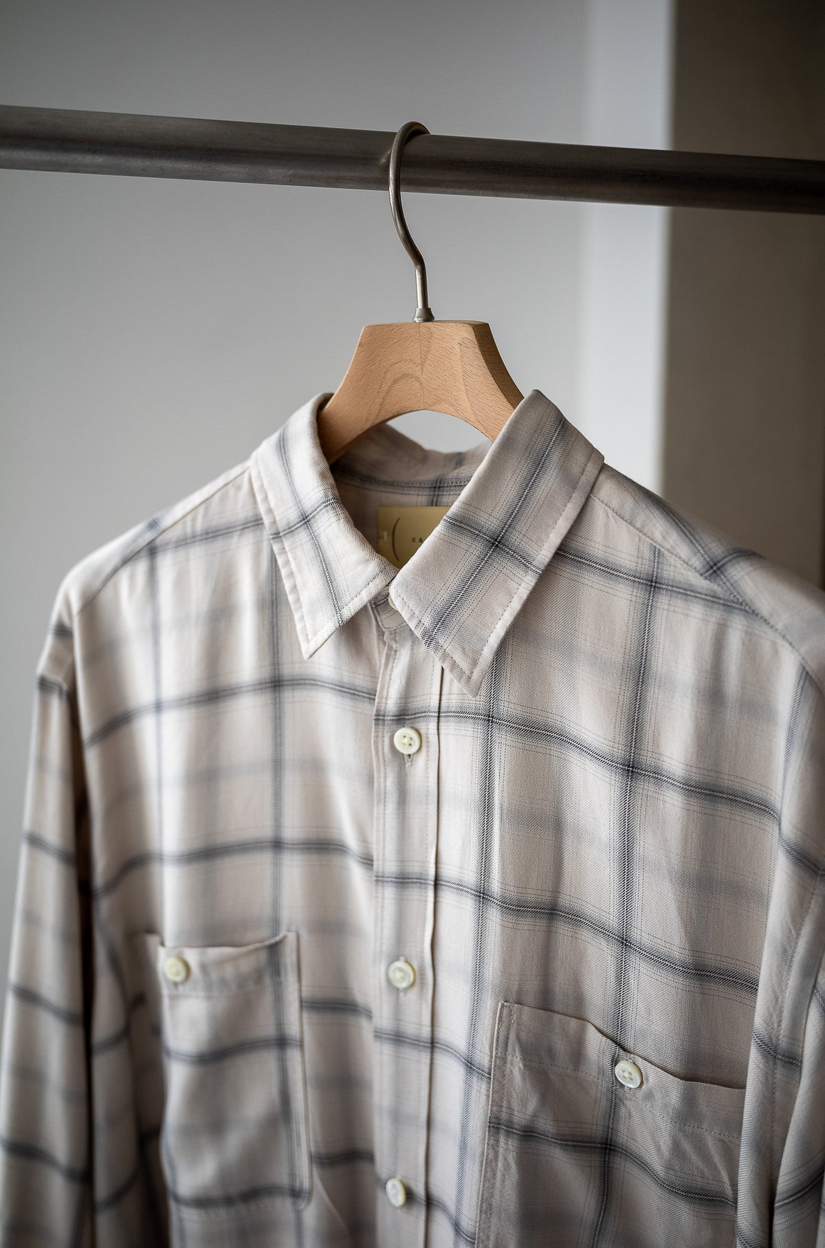 Lazy Luxe Rayon Shirt – Rayon Plaid 〈STONE GRAY〉