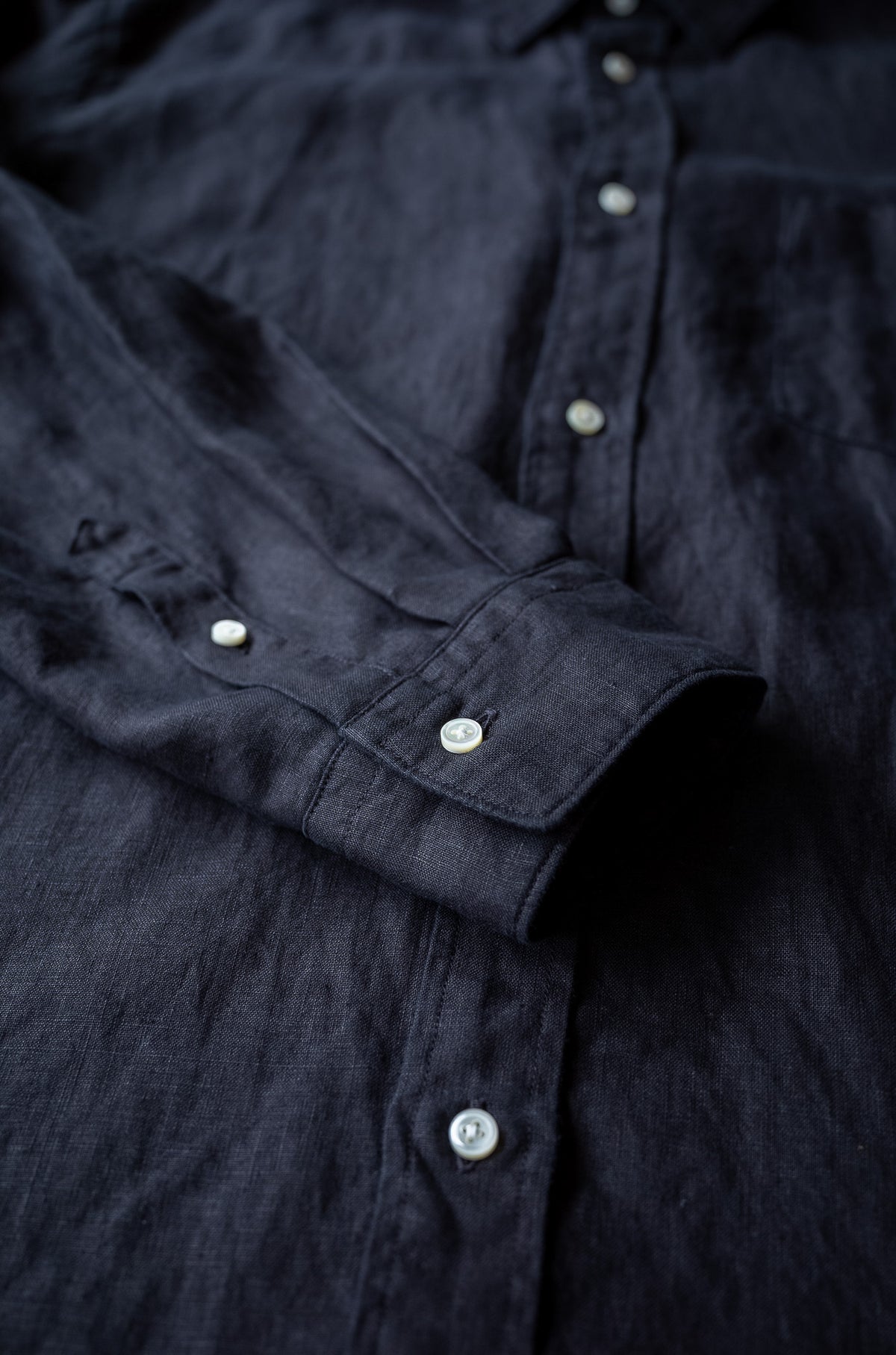 Essential Linen Shirt 〈NOIR〉