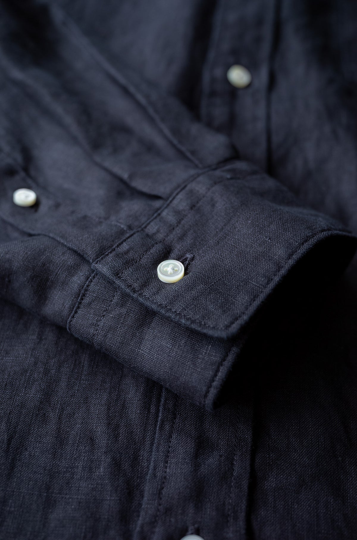 Essential Linen Shirt 〈NOIR〉