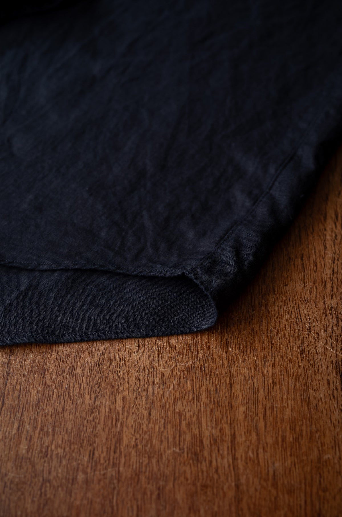 Essential Linen Shirt 〈NOIR〉