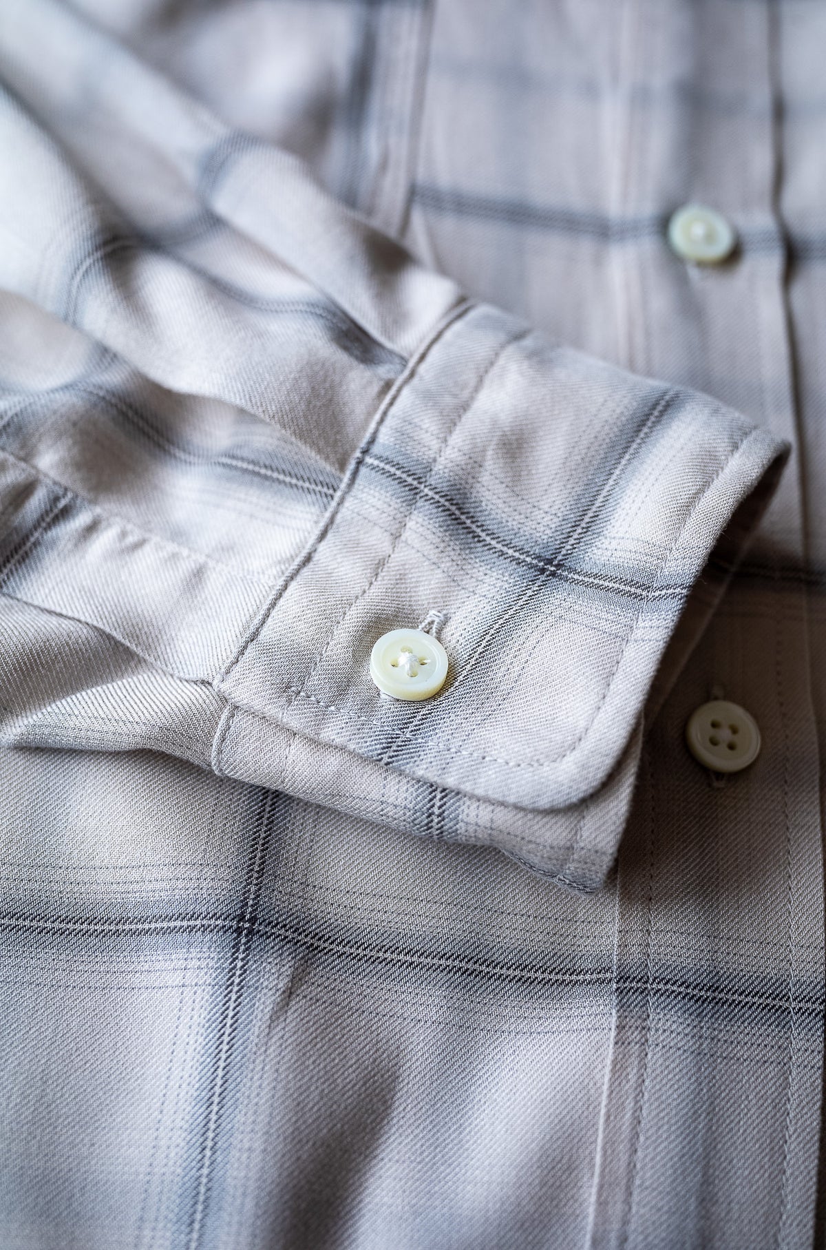 Lazy Luxe Rayon Shirt – Rayon Plaid 〈STONE GRAY〉