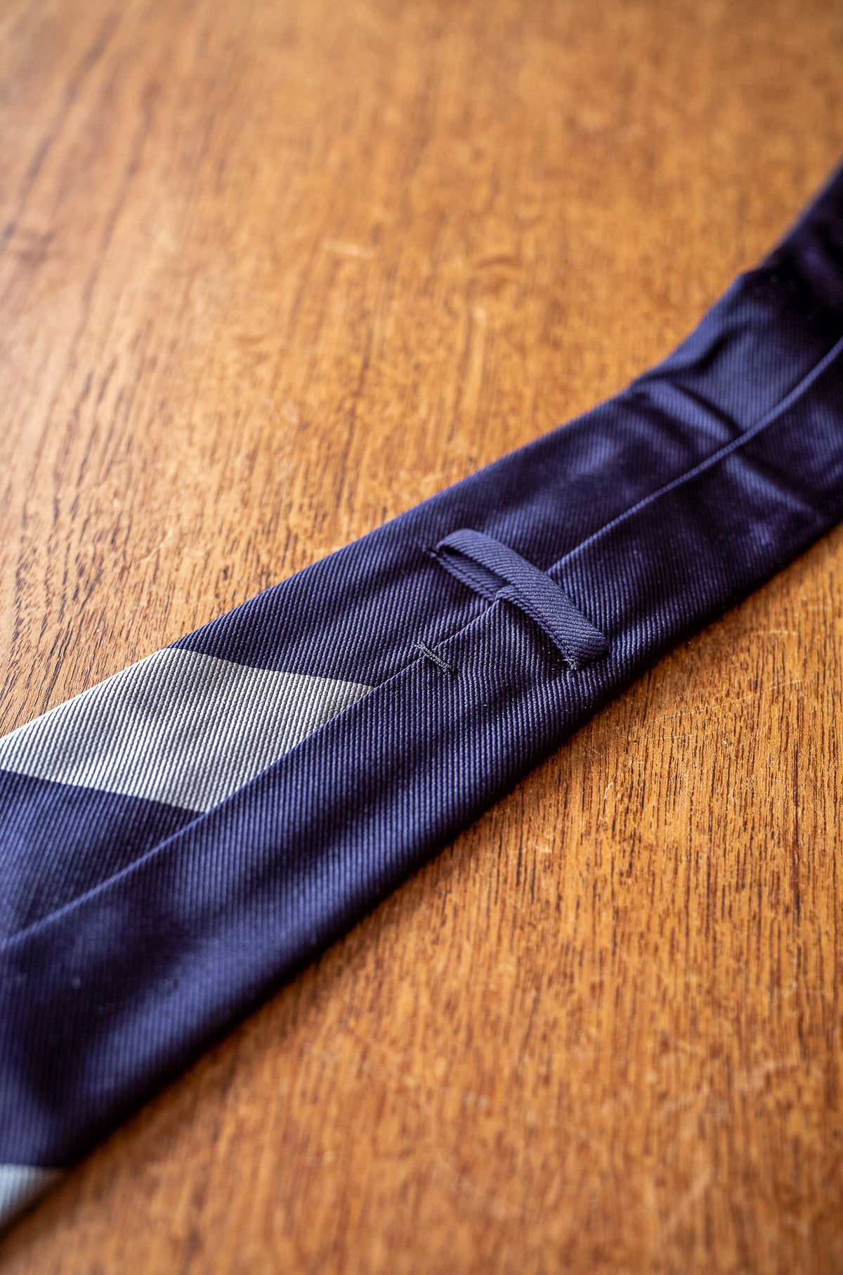 Panel Border Sette Pieghe Tie 〈NAVY BASE〉