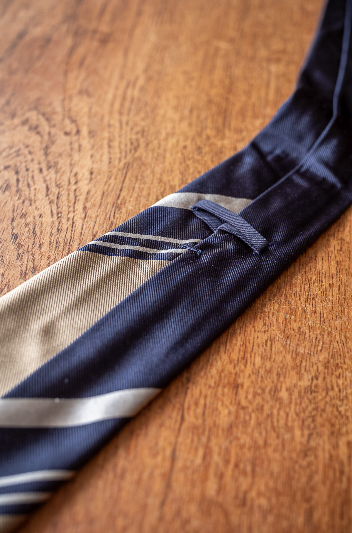 Panel Border Sette Pieghe Tie 〈NAVY × BEIGE〉