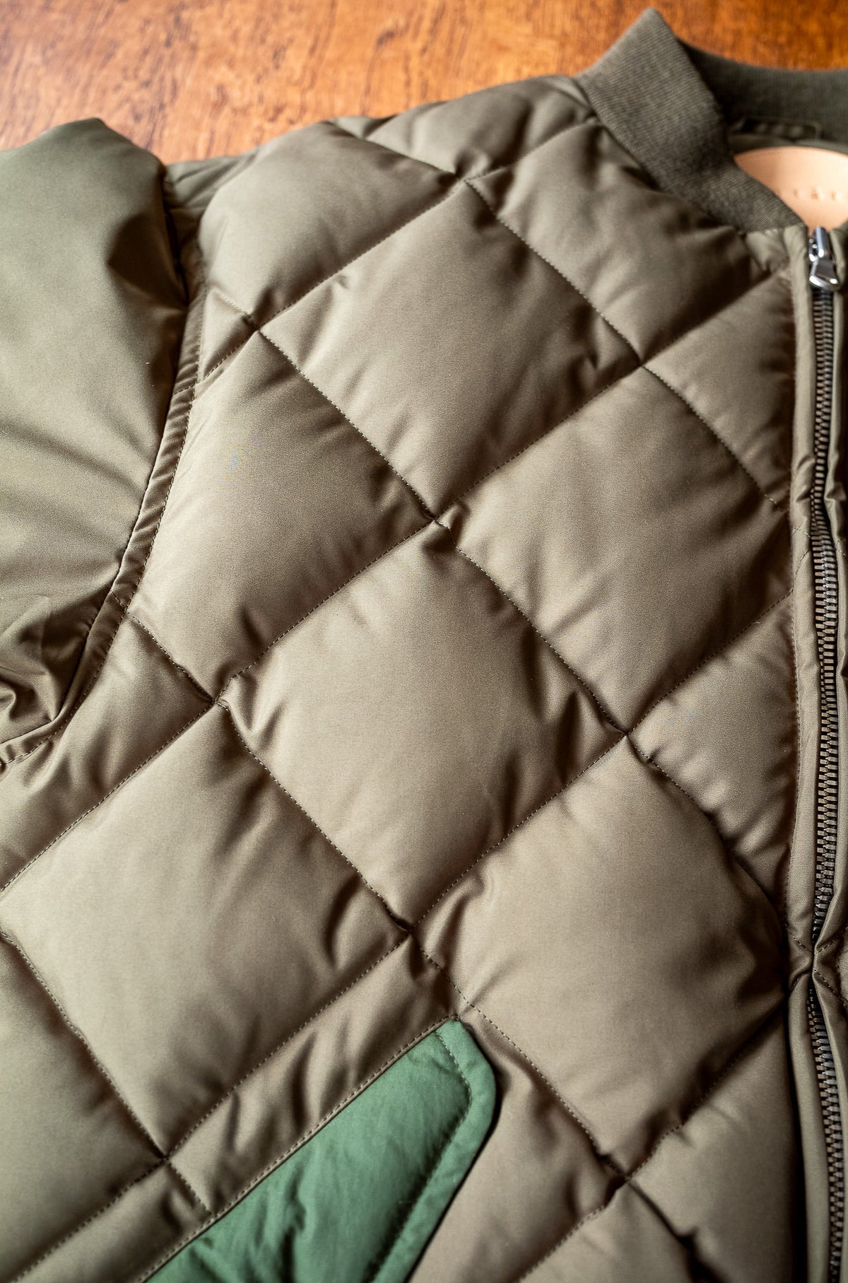 Nylon Quilted Down Jacket 〈KHAKI〉