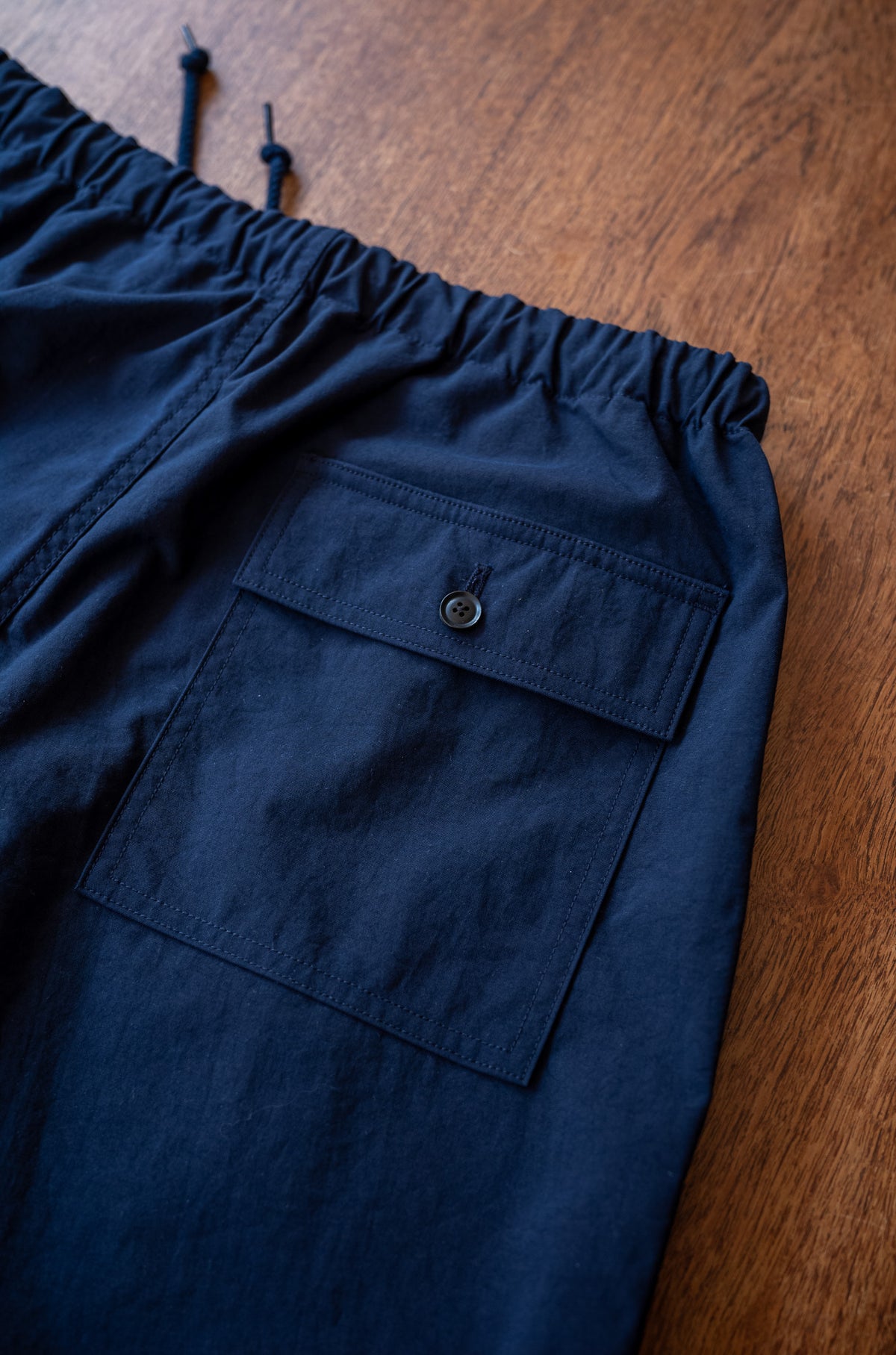 Shrunken Nylon Baker Pants〈NAVY〉