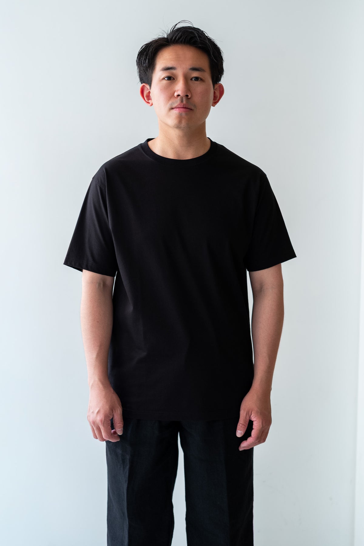 Essential S/S Tee 〈BLACK〉