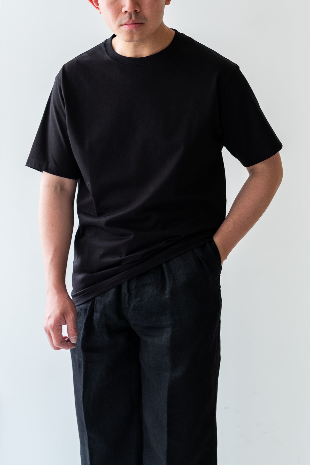 Essential S/S Tee 〈BLACK〉
