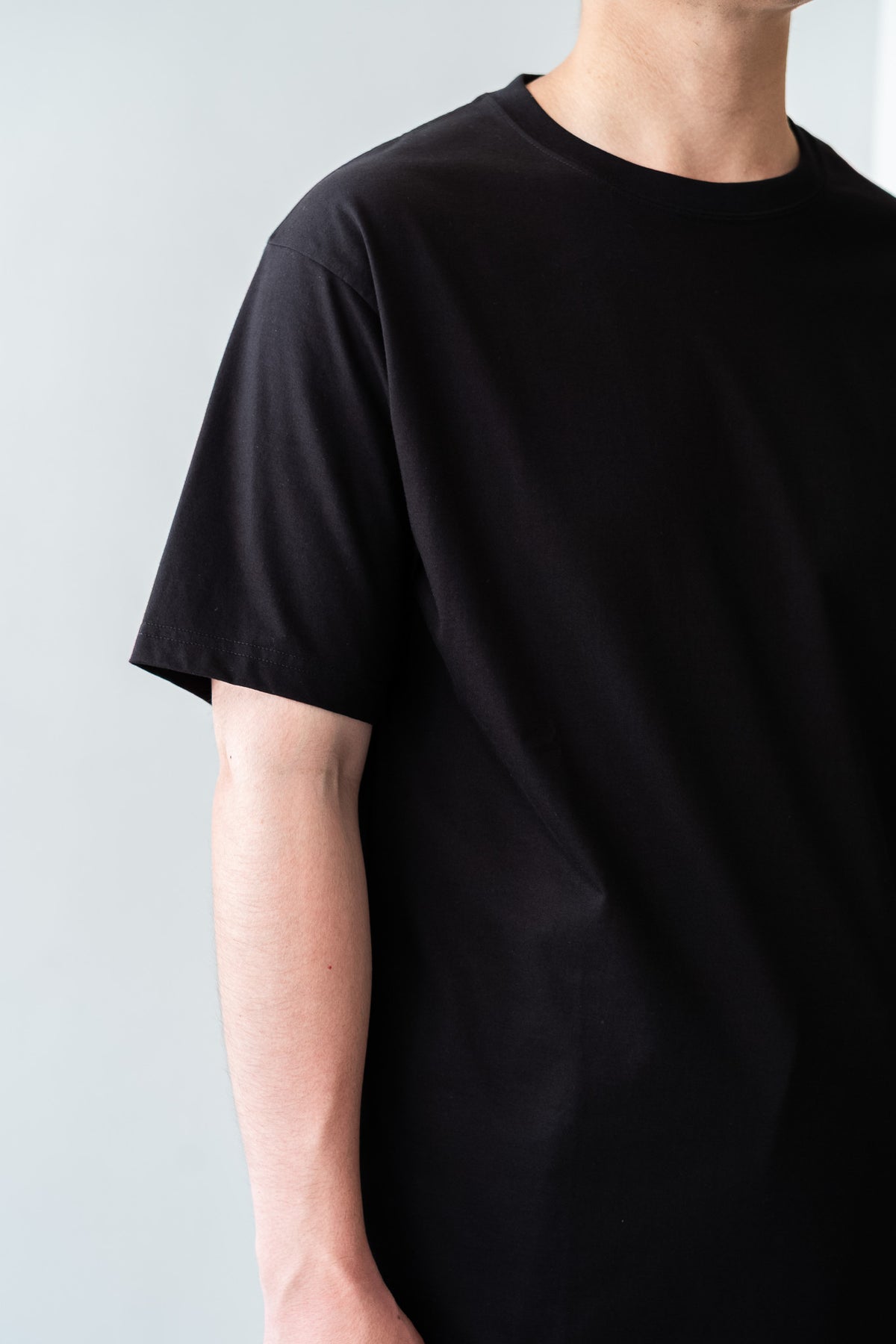 Essential S/S Tee 〈BLACK〉