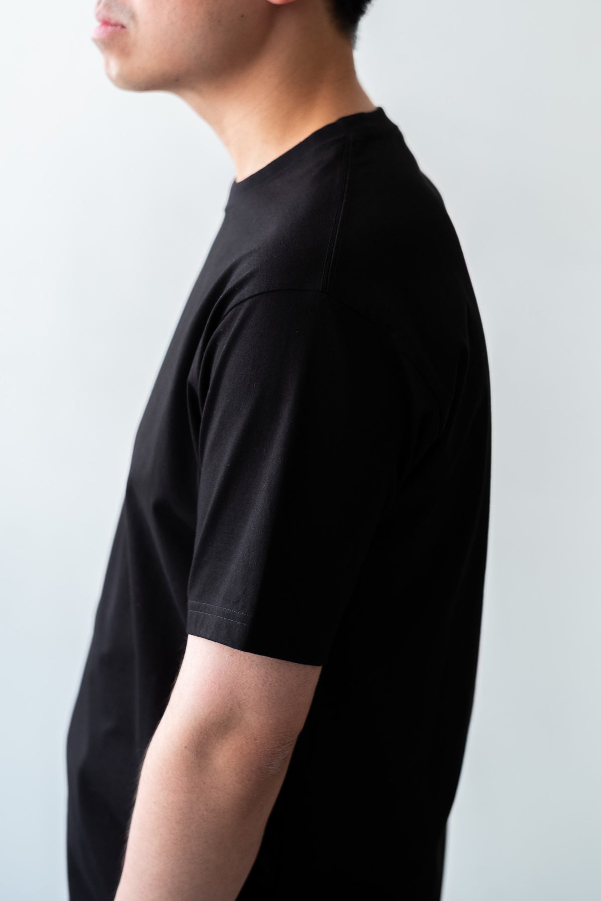 Essential S/S Tee 〈BLACK〉