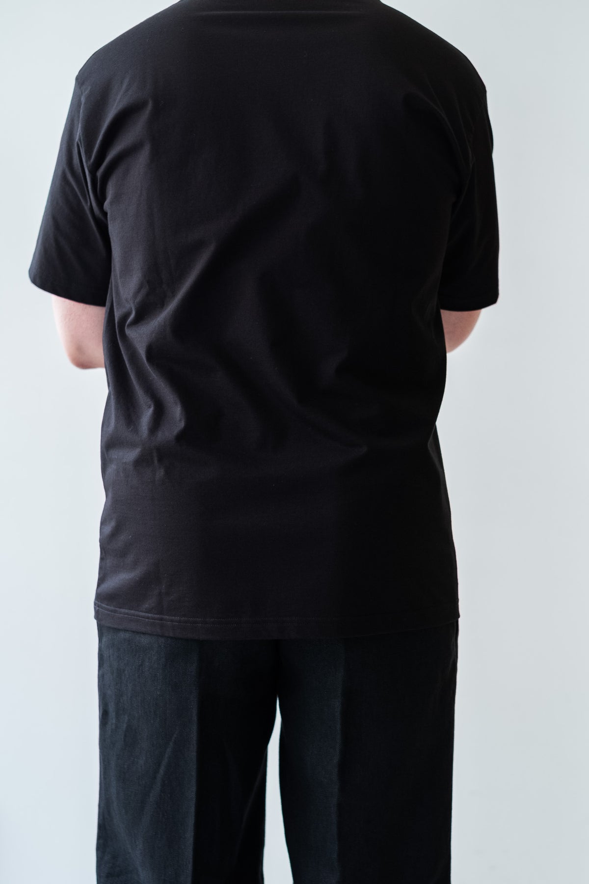 Essential S/S Tee 〈BLACK〉