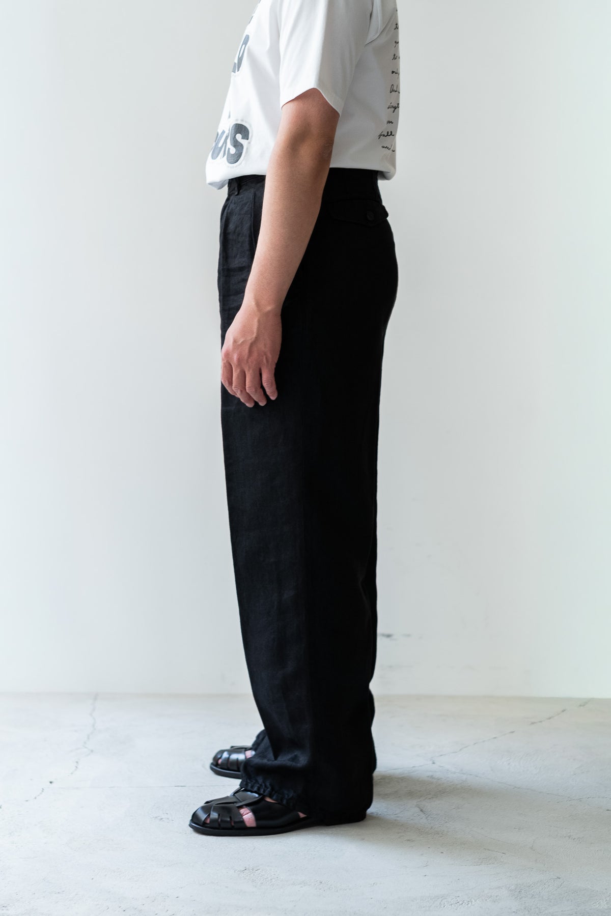 Washed Linen Denim Tuck Trousers 〈NOIR〉