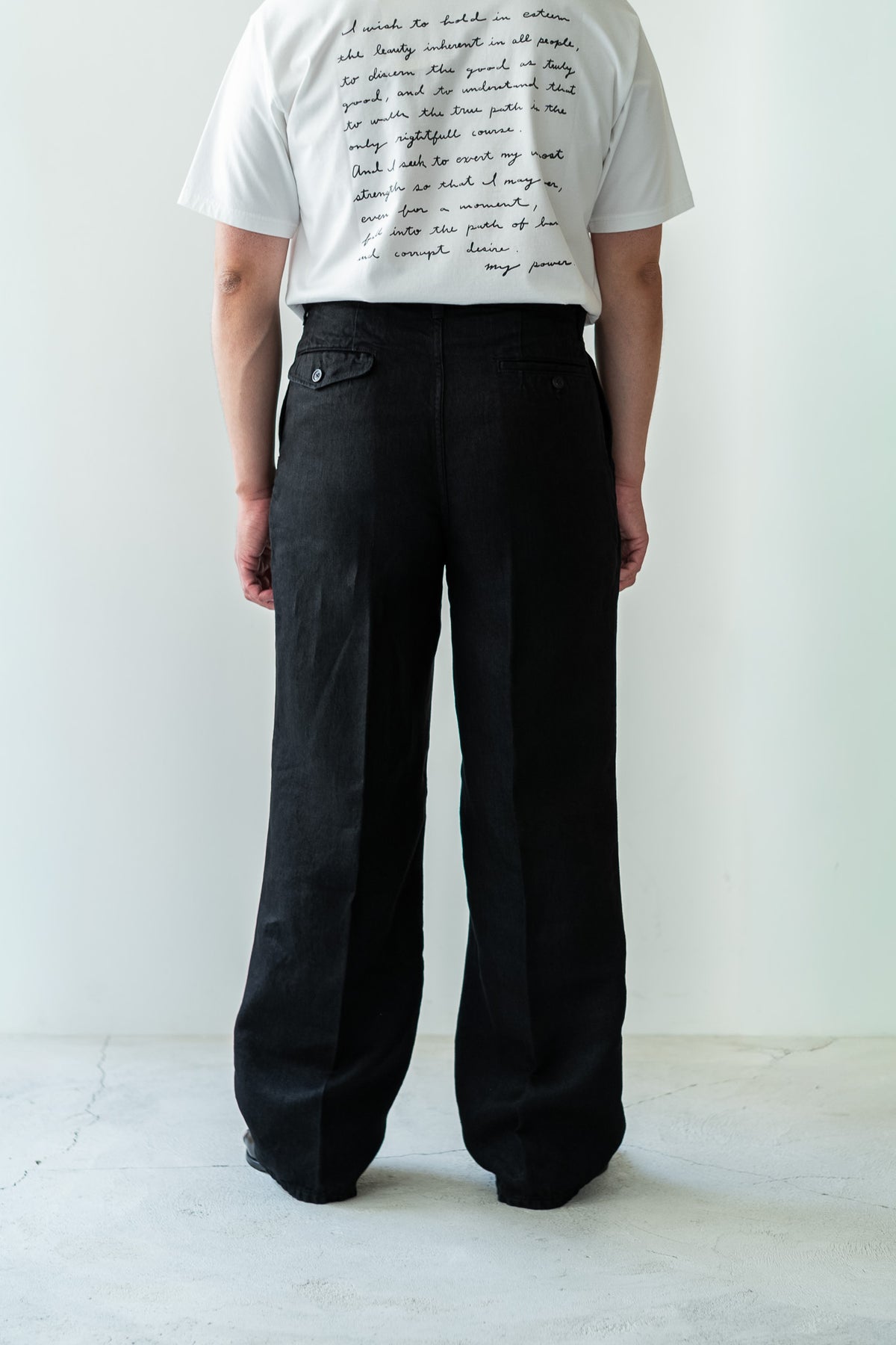 Washed Linen Denim Tuck Trousers 〈NOIR〉