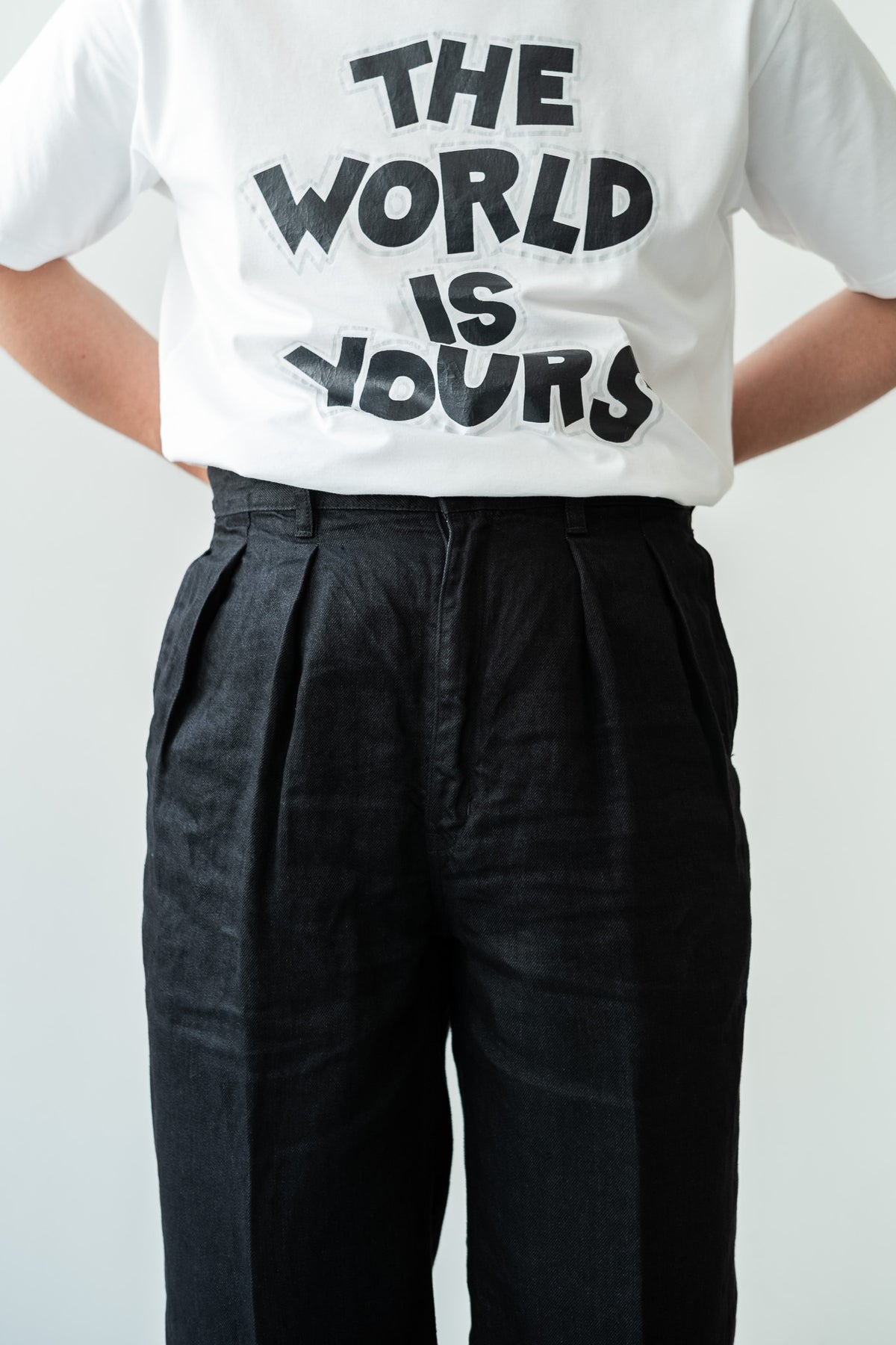 Washed Linen Denim Tuck Trousers 〈NOIR〉