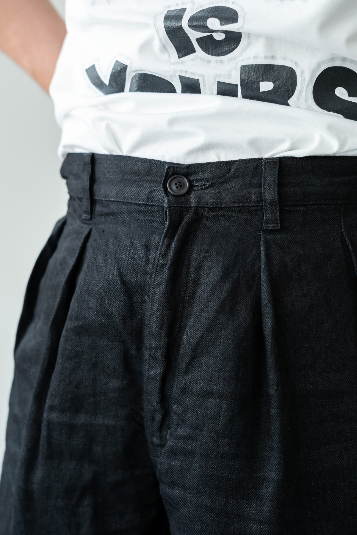 Washed Linen Denim Tuck Trousers 〈NOIR〉
