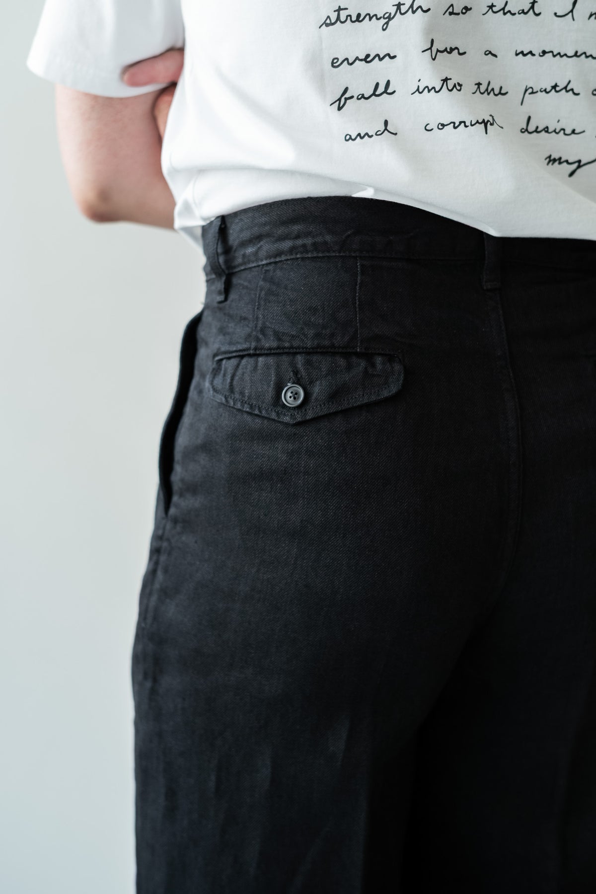 Washed Linen Denim Tuck Trousers 〈NOIR〉