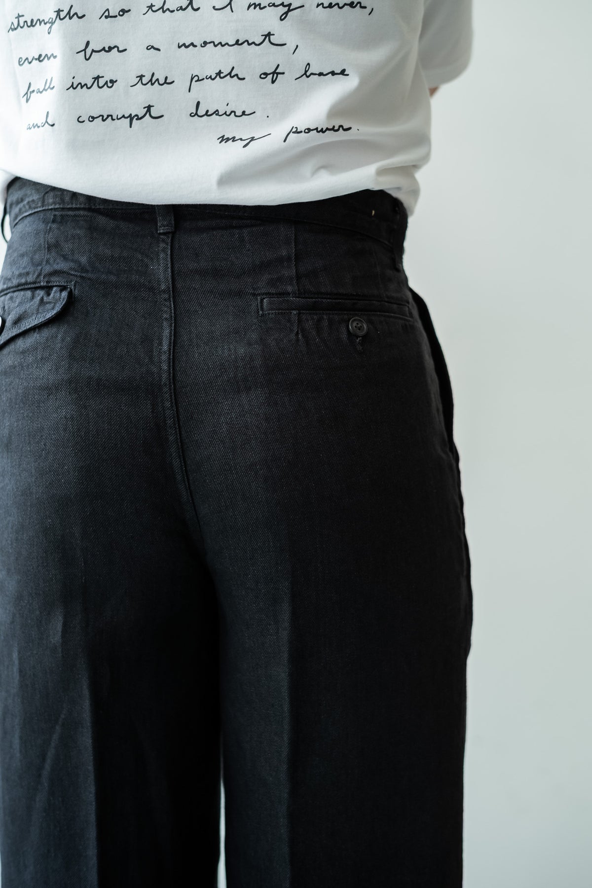 Washed Linen Denim Tuck Trousers 〈NOIR〉