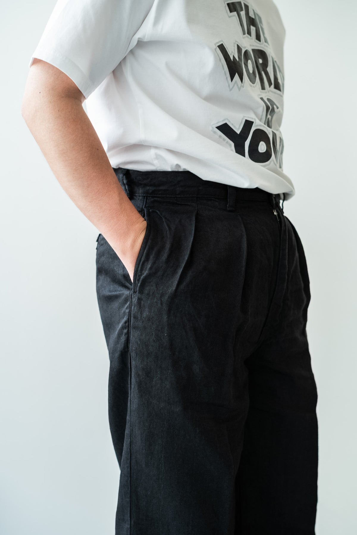 Washed Linen Denim Tuck Trousers 〈NOIR〉