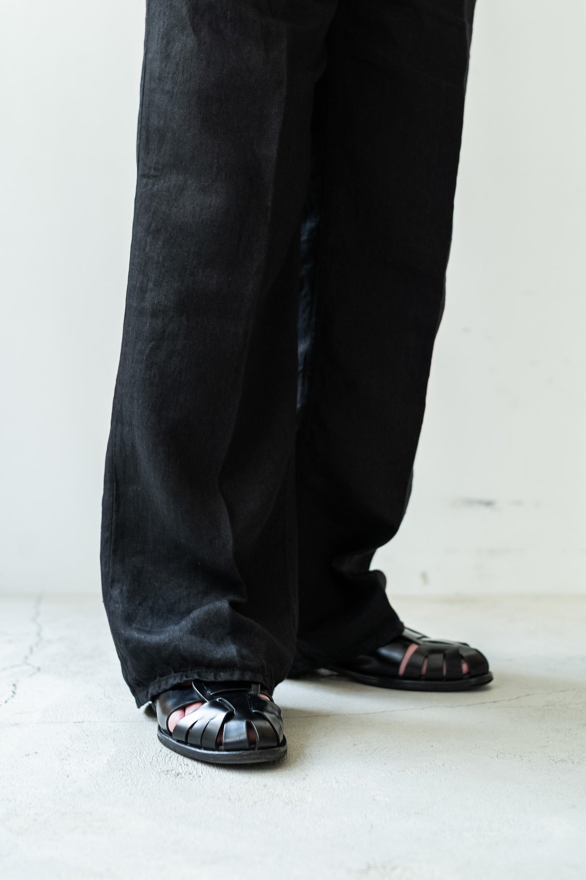 Washed Linen Denim Tuck Trousers 〈NOIR〉