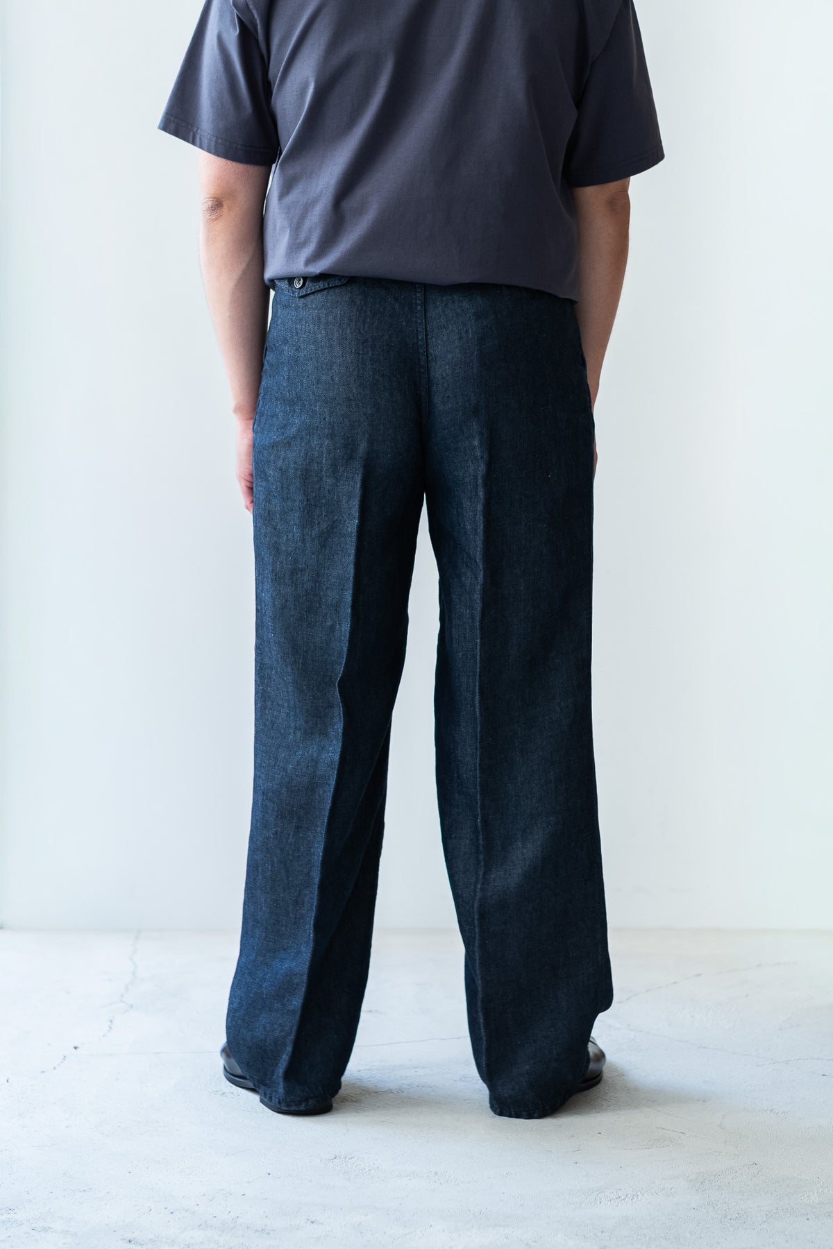 Washed Linen Denim Tuck Trousers 〈INDIGO〉