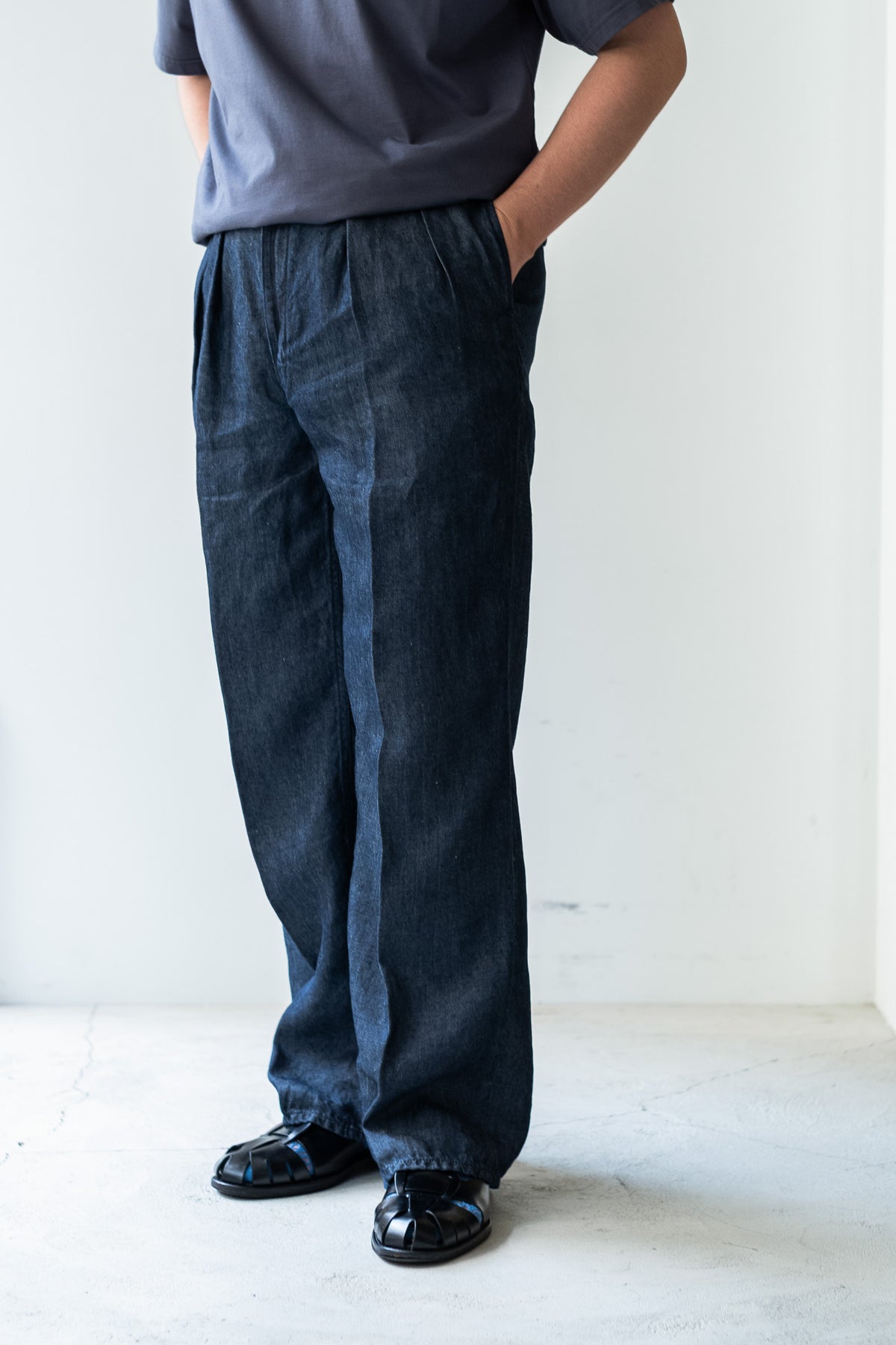 Washed Linen Denim Tuck Trousers 〈INDIGO〉