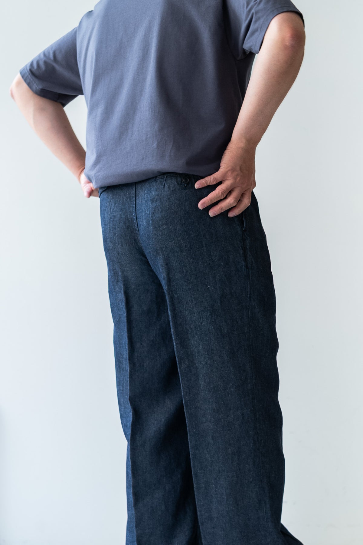 Washed Linen Denim Tuck Trousers 〈INDIGO〉