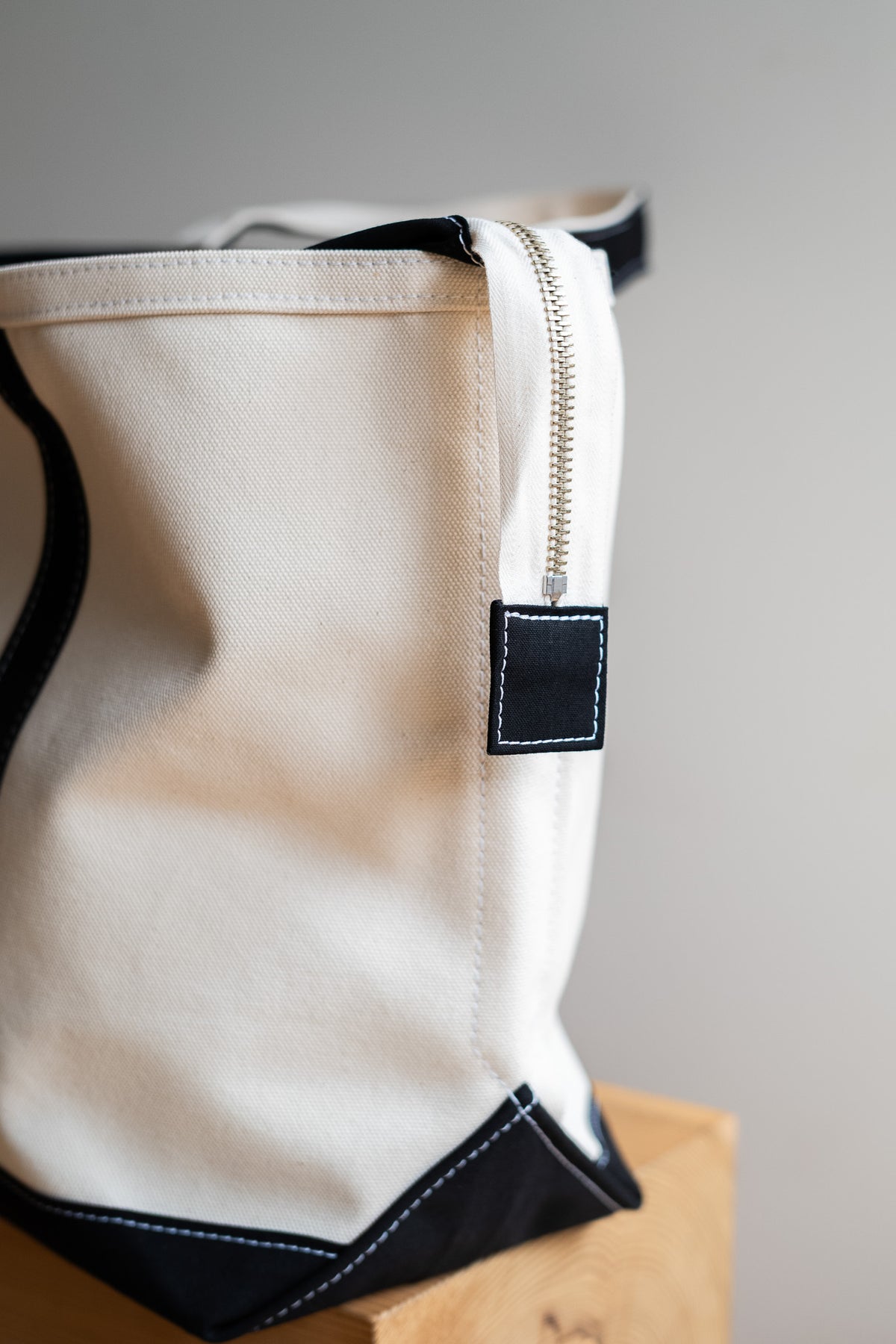 Enough Space Bag - LARGE 〈NATURAL × BLACK〉