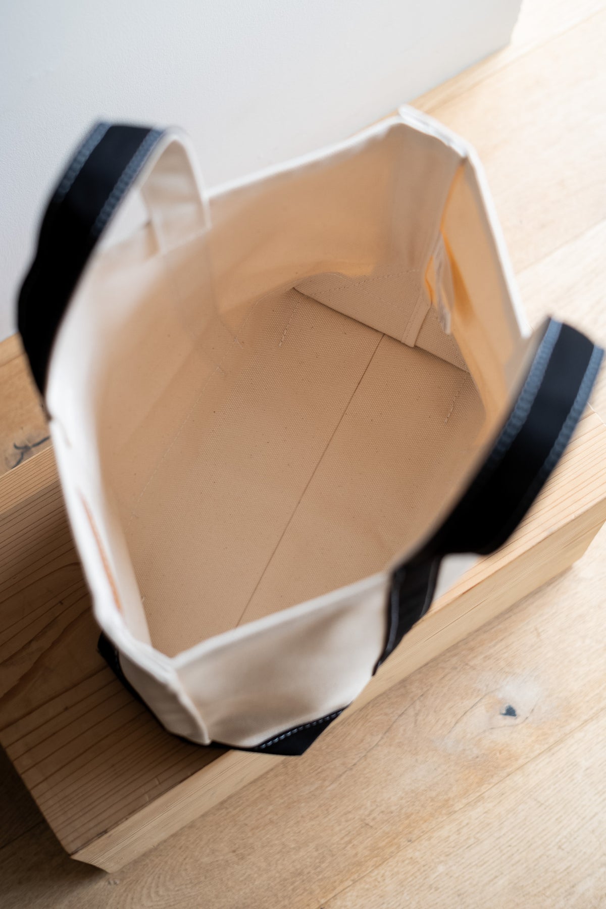 Enough Space Bag - SMALL 〈NATURAL × BLACK〉