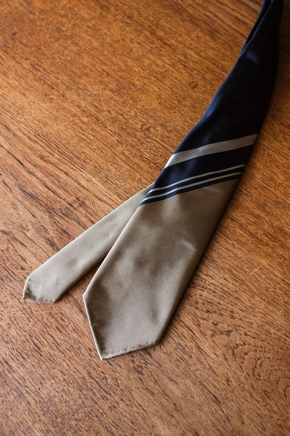 Panel Border Sette Pieghe Tie 〈NAVY × BEIGE〉
