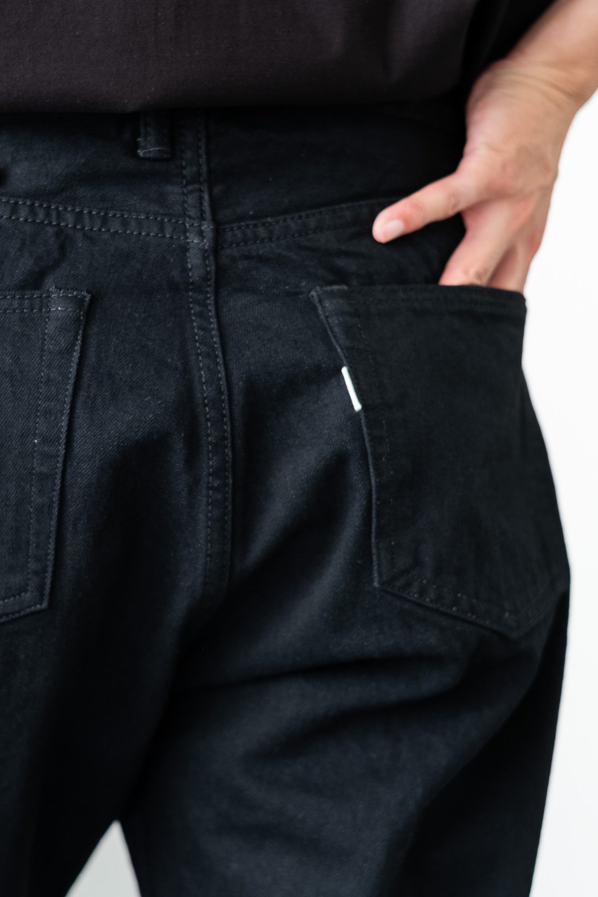 Denim Straight Trousers 〈BLACK〉