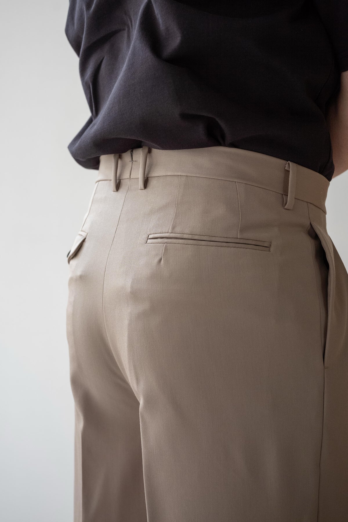 Proper Tailored Trousers 〈GREIGE〉