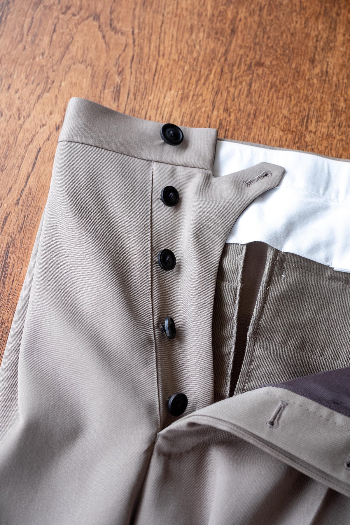Proper Tailored Trousers 〈GREIGE〉