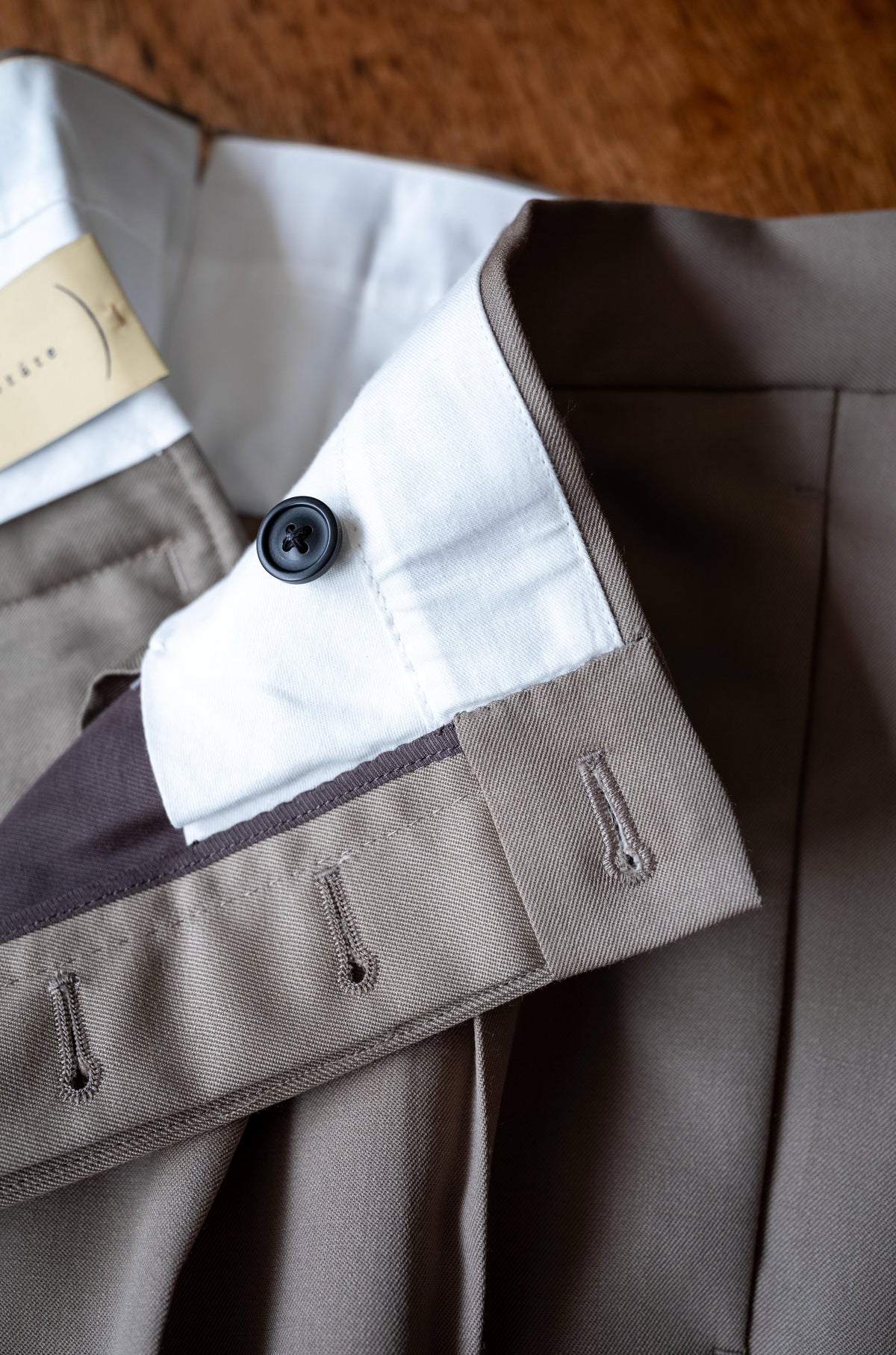 Proper Tailored Trousers 〈GREIGE〉