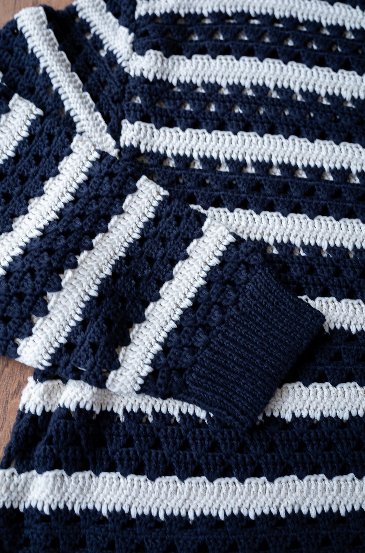 Crochet Horizontal Stripe Pullover 〈NAVY × MILK〉