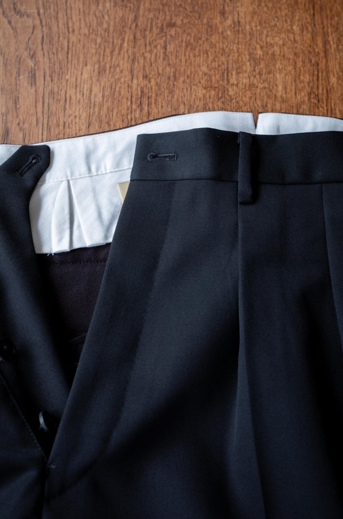 Proper Tailored Trousers 〈NOIR〉