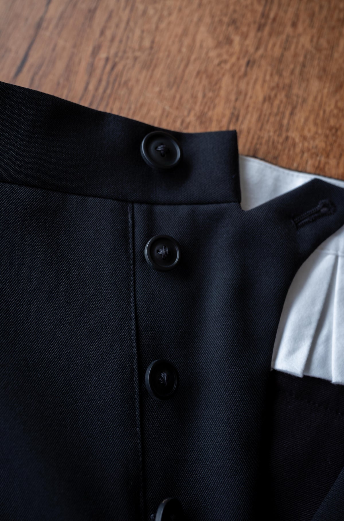 Proper Tailored Trousers 〈NOIR〉